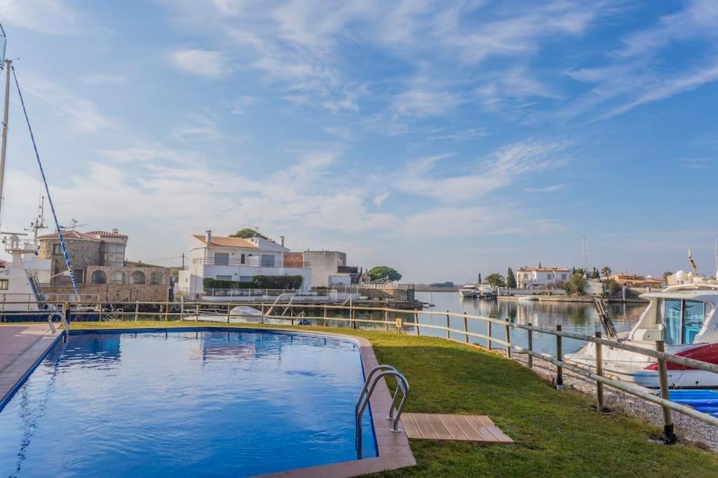 Piso De 2 Habitaciones, 3 Piscinas Y Cerca Del Mar Росас Экстерьер фото