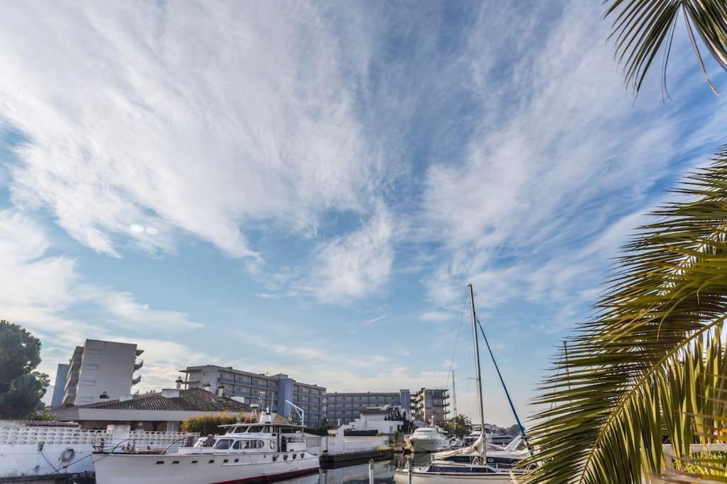 Piso De 2 Habitaciones, 3 Piscinas Y Cerca Del Mar Росас Экстерьер фото